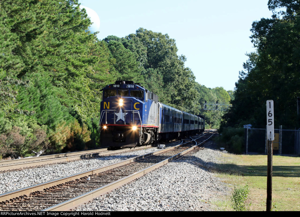 RNCX 1810 leads train P075-07 at the CSX S 165 milepost